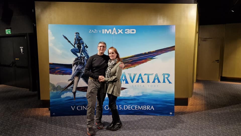 Pár pred plagátom filmu Avatar: Cesta vody.